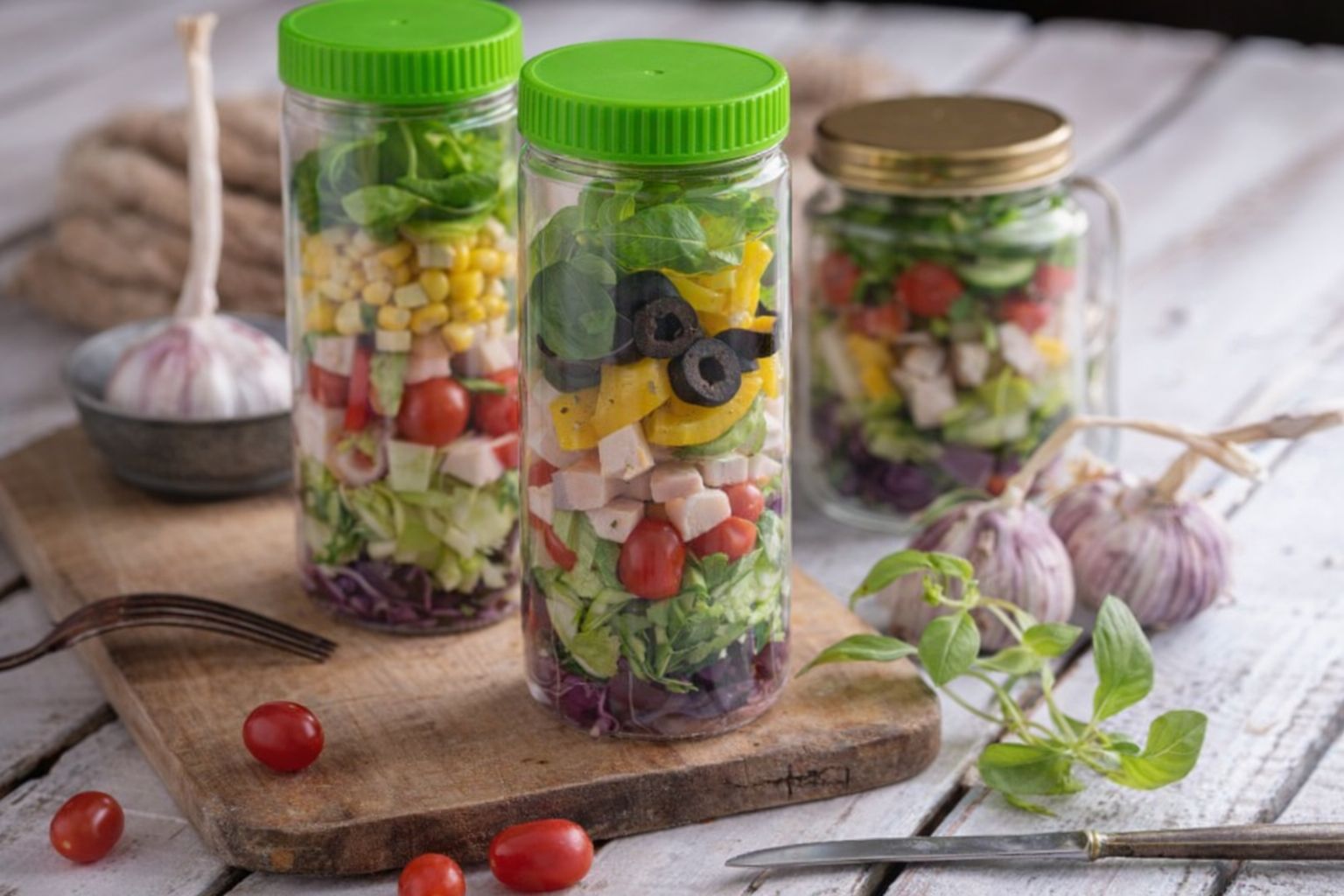 Färgglada sallader förberedda i glasburkar för optimal träning.