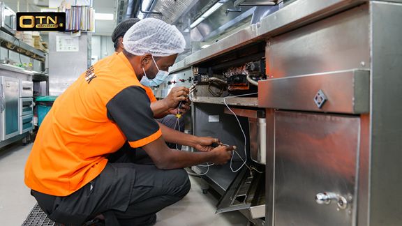 Tekniker utför storköksservice i Göteborg på restaurangutrustning.